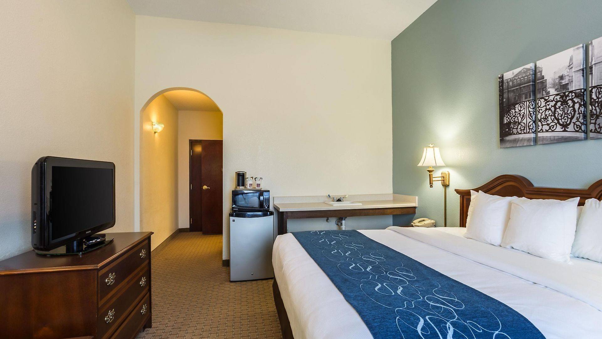 Hotel Comfort East 4*