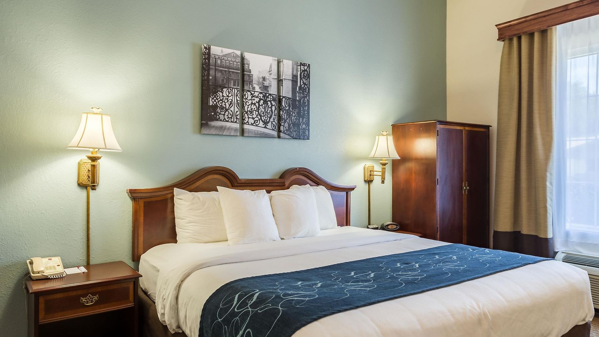 Hotel Comfort East 4*