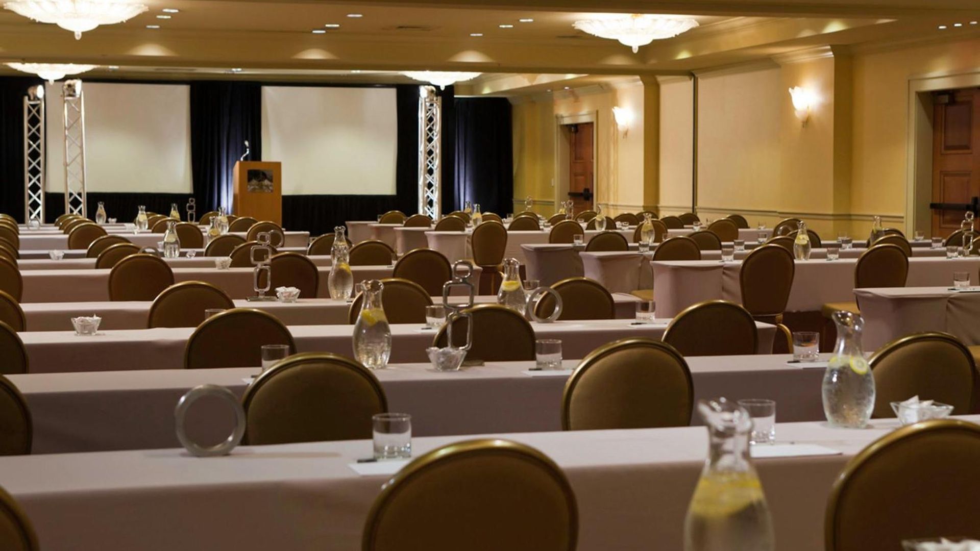 Hotel Renaissance Arts Warehouse District 4*