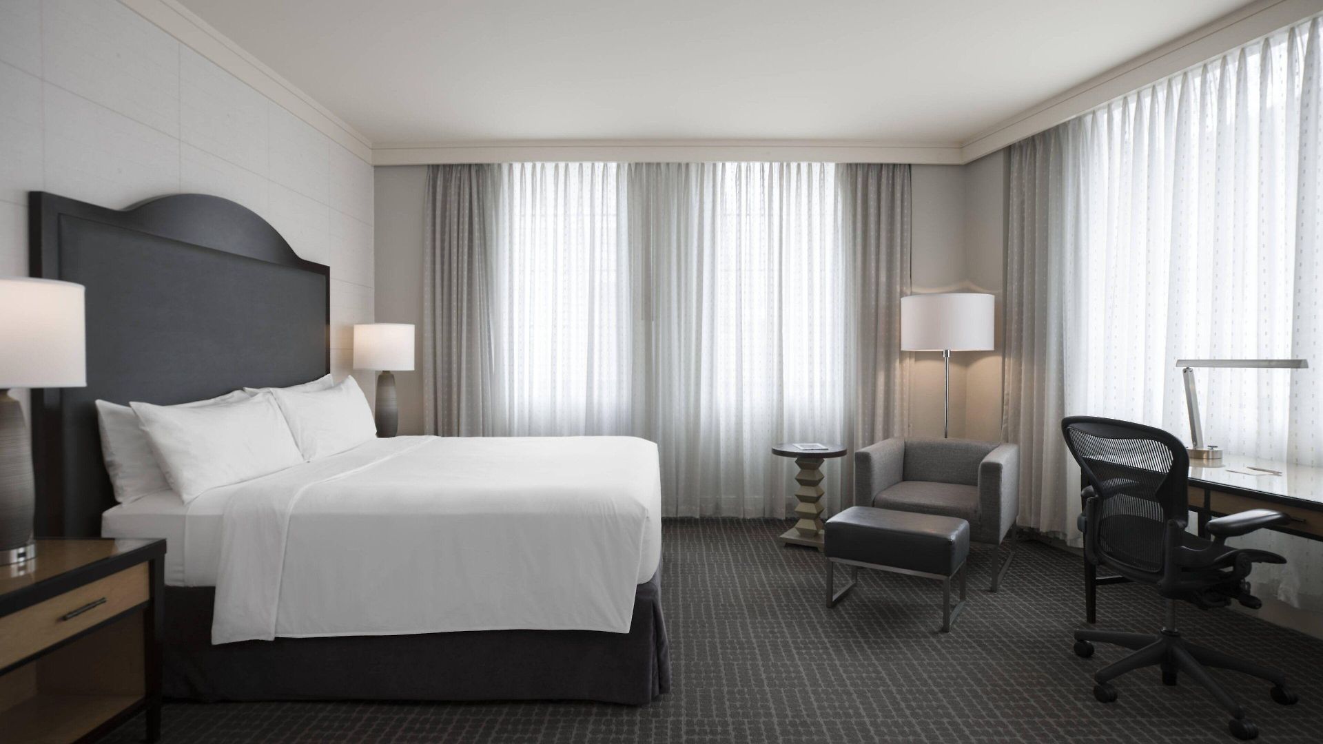 Hotel Renaissance Arts Warehouse District 4*