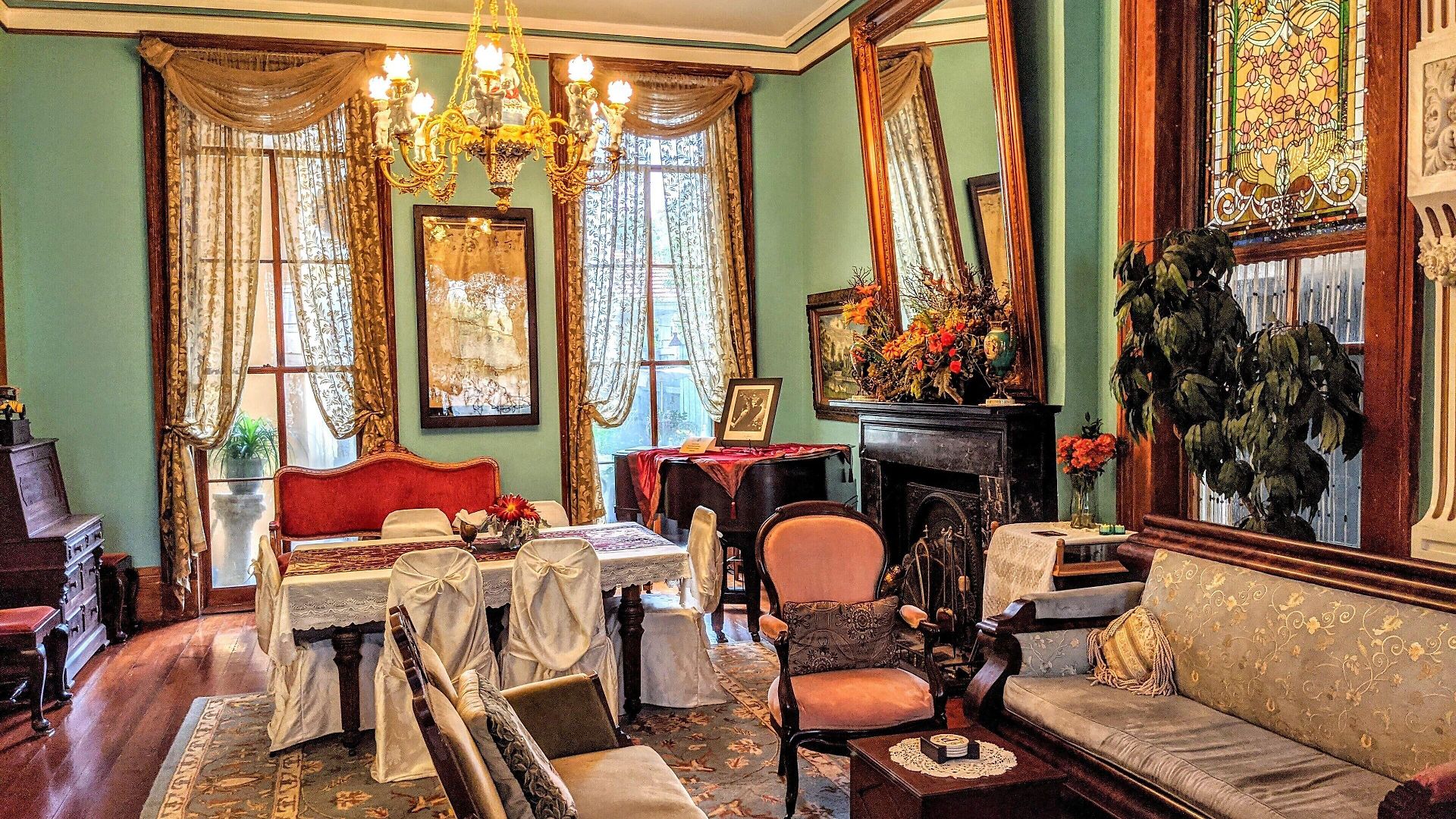 Parisian Courtyard Bed & Breakfast 3*