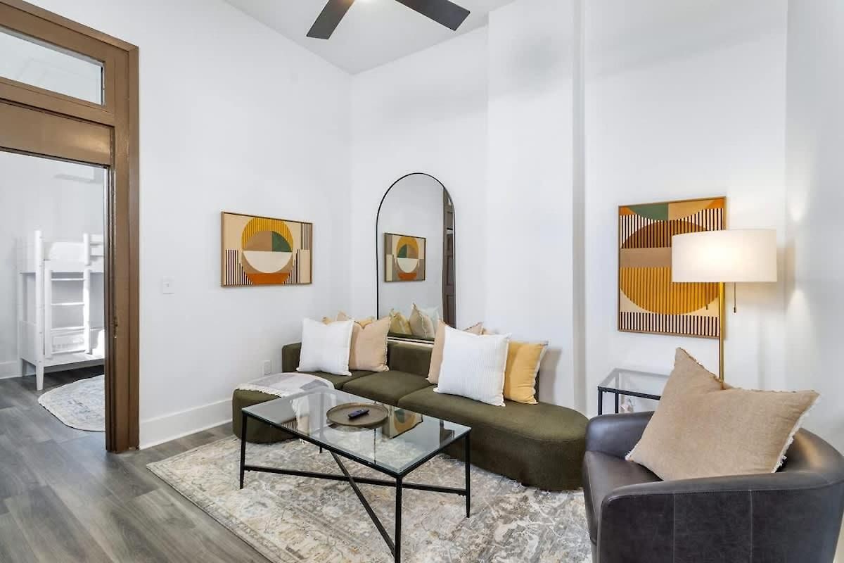 Delightful Canal Street Family In Mid-city *
