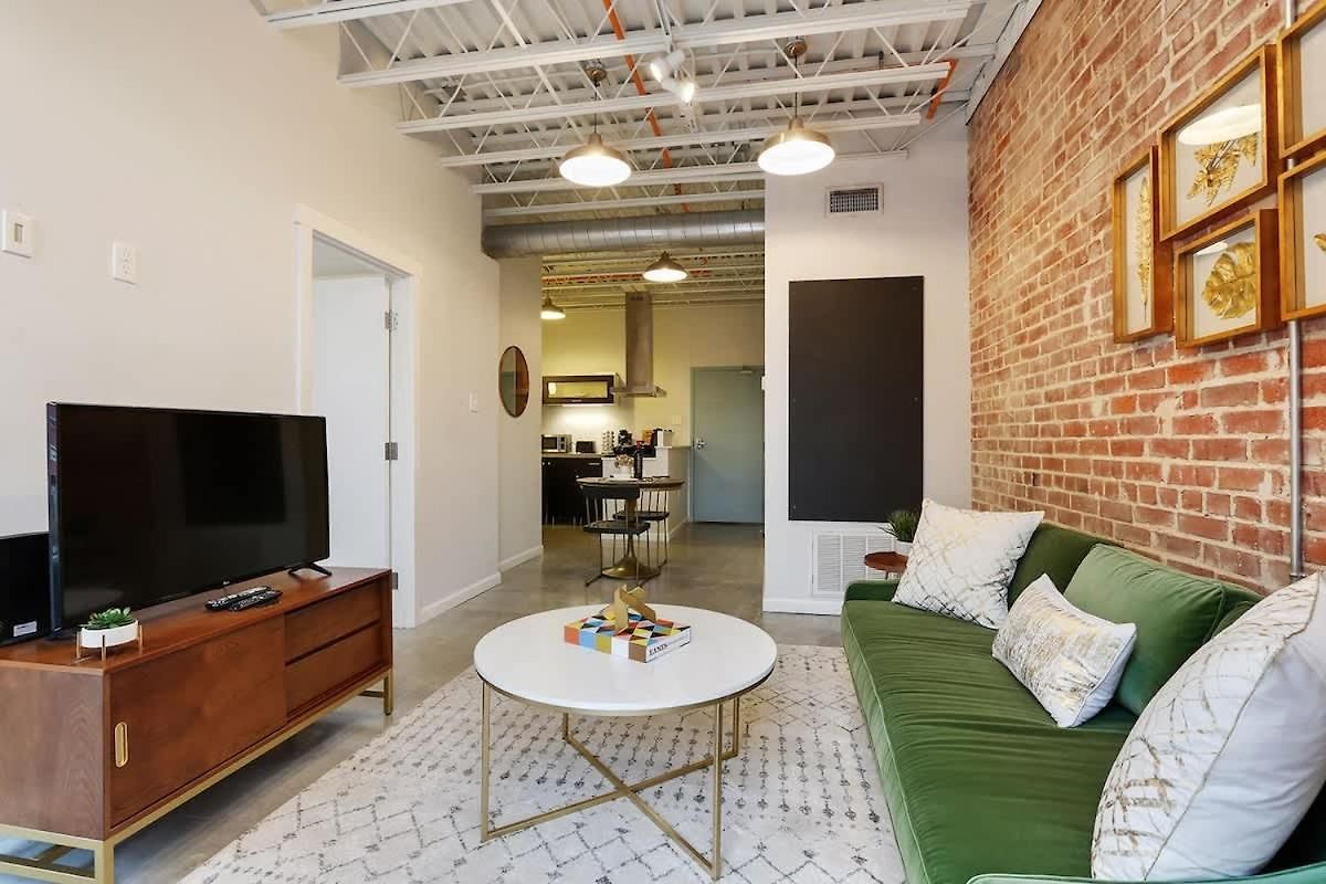 Modern One Bedroom With Balcony Apartment *