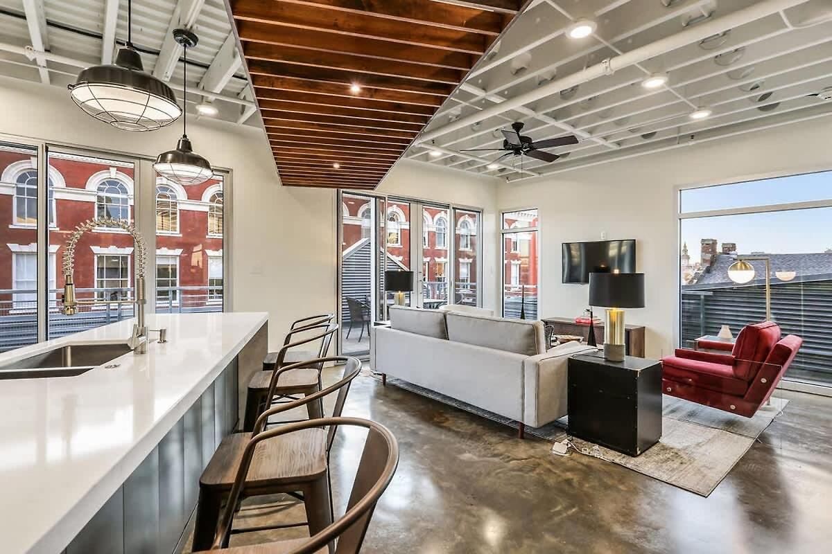 Luxury Two Bedroom Penthouse Apartment *