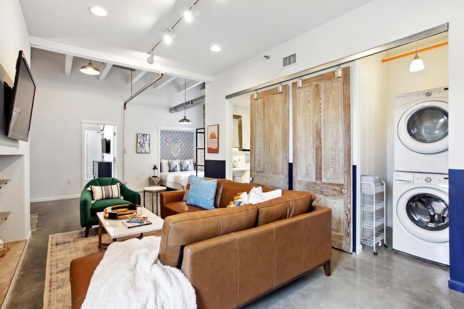Warehouse District Lovely One Bedroom And Den Apartment