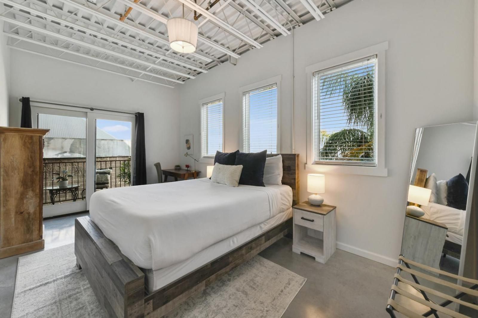 Apartment Warehouse District Intimate One Bedroom New Orleans