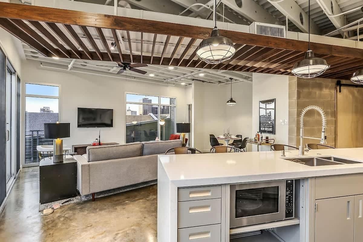 Luxury Two Bedroom Penthouse Apartment *