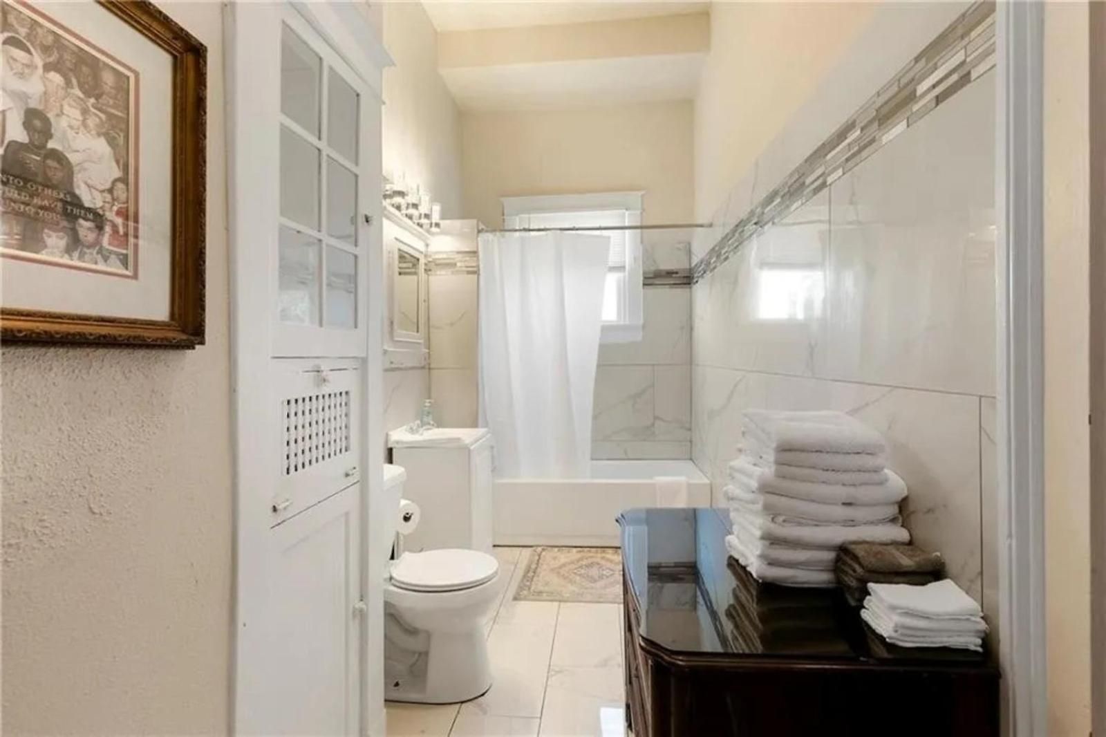 Spacious 4br Retreat Comfort & Style - Downstairs Apartment