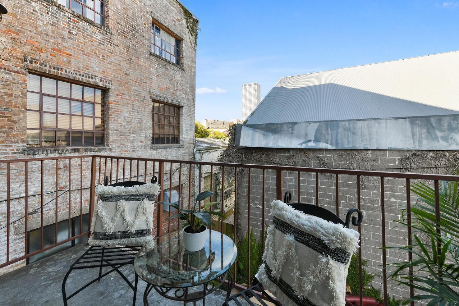 Warehouse District Intimate One Bedroom * New Orleans