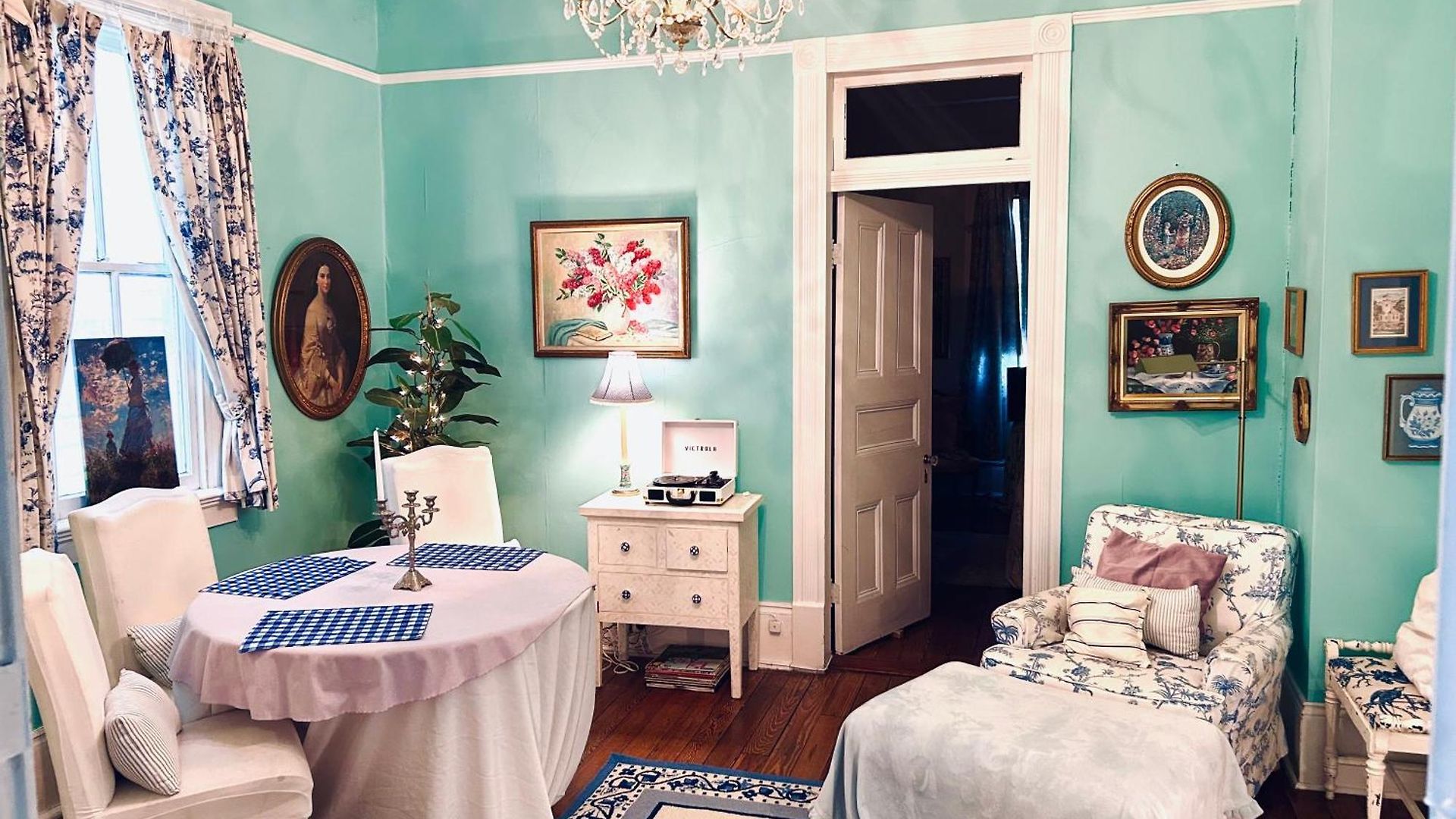Apartment 3br Gorgeous Paris Penthouse Sleeps 5 W Balcony, Fq, Streetcar!! New Orleans