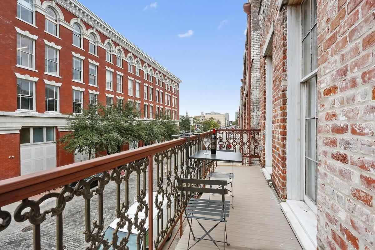 Modern One Bedroom With Balcony Apartment *