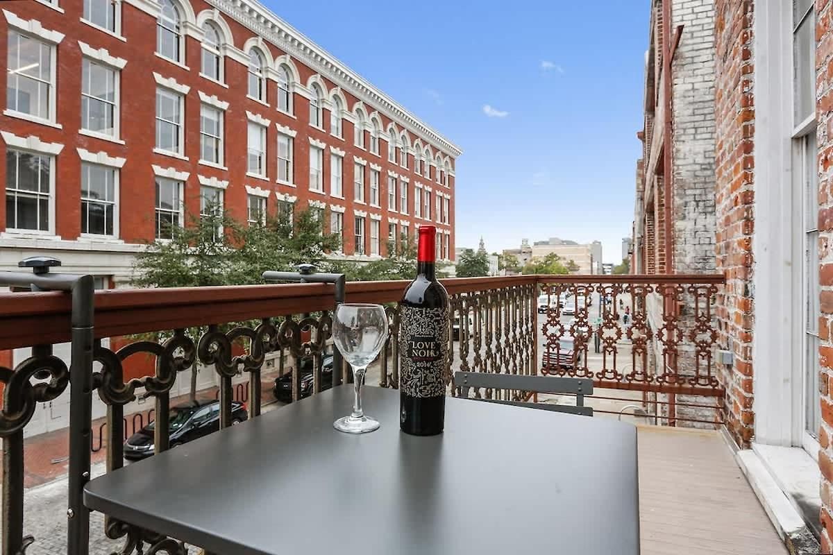 Modern One Bedroom With Balcony Apartment *