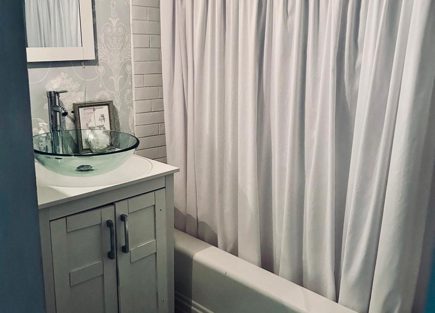 3br Gorgeous Paris Penthouse Sleeps 5 W Balcony, Fq, Streetcar!!