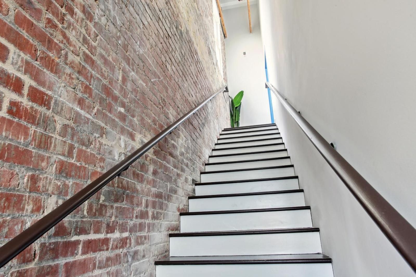 Warehouse District Lovely One Bedroom And Den *