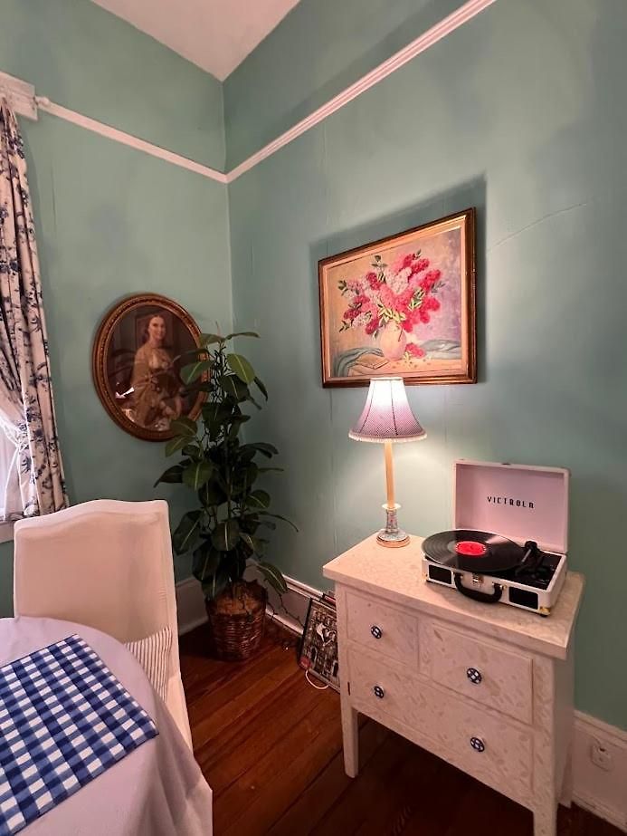 3br Gorgeous Paris Penthouse Sleeps 5 W Balcony, Fq, Streetcar!! Apartment
