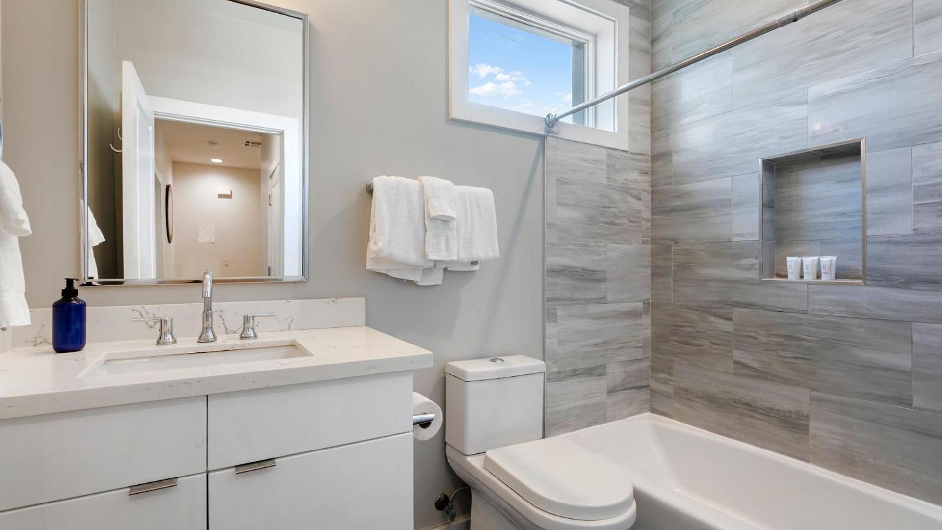 Holiday home Spacious 4br W Pool & Parking !!! *