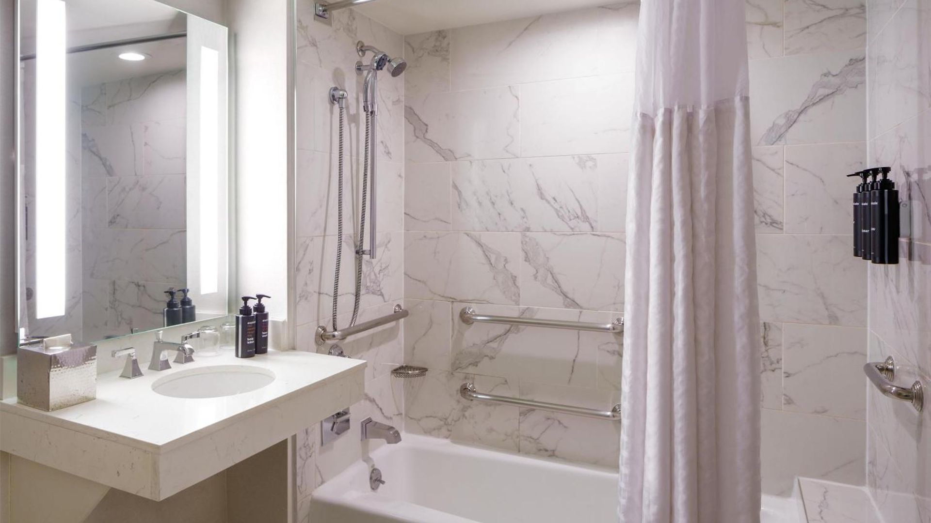 The Royal Sonesta Hotel 5*
