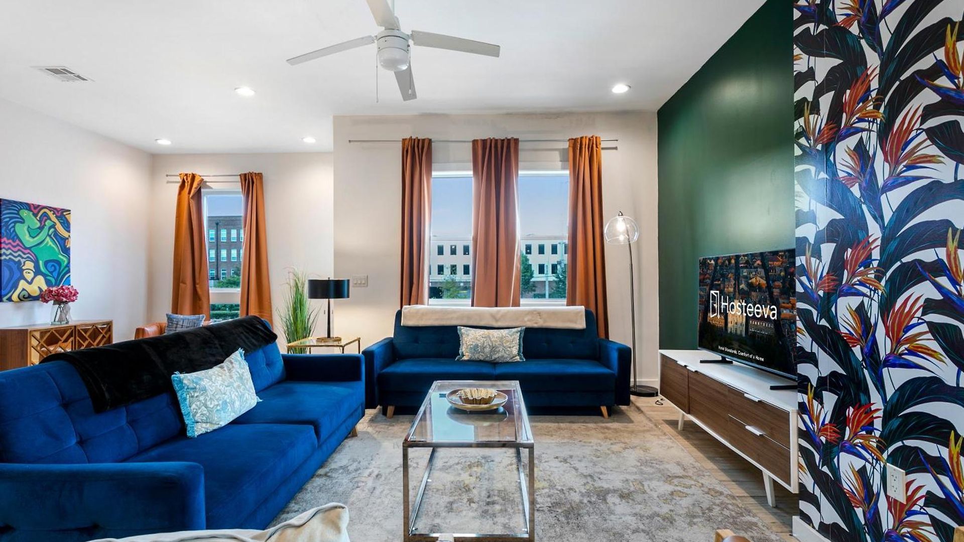 Luxury 3-story W Pool & Parking Garage Holiday home