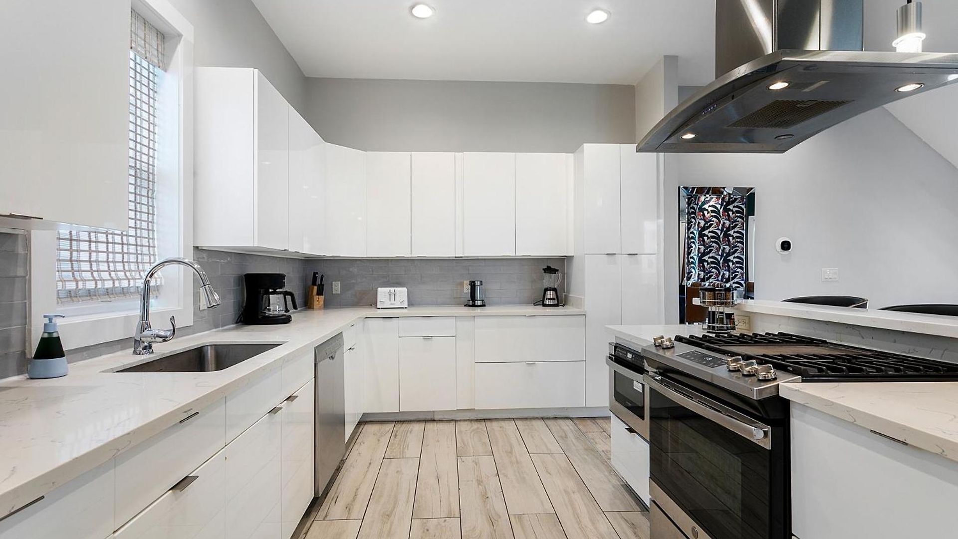 Luxury 3-story W Pool & Parking Garage