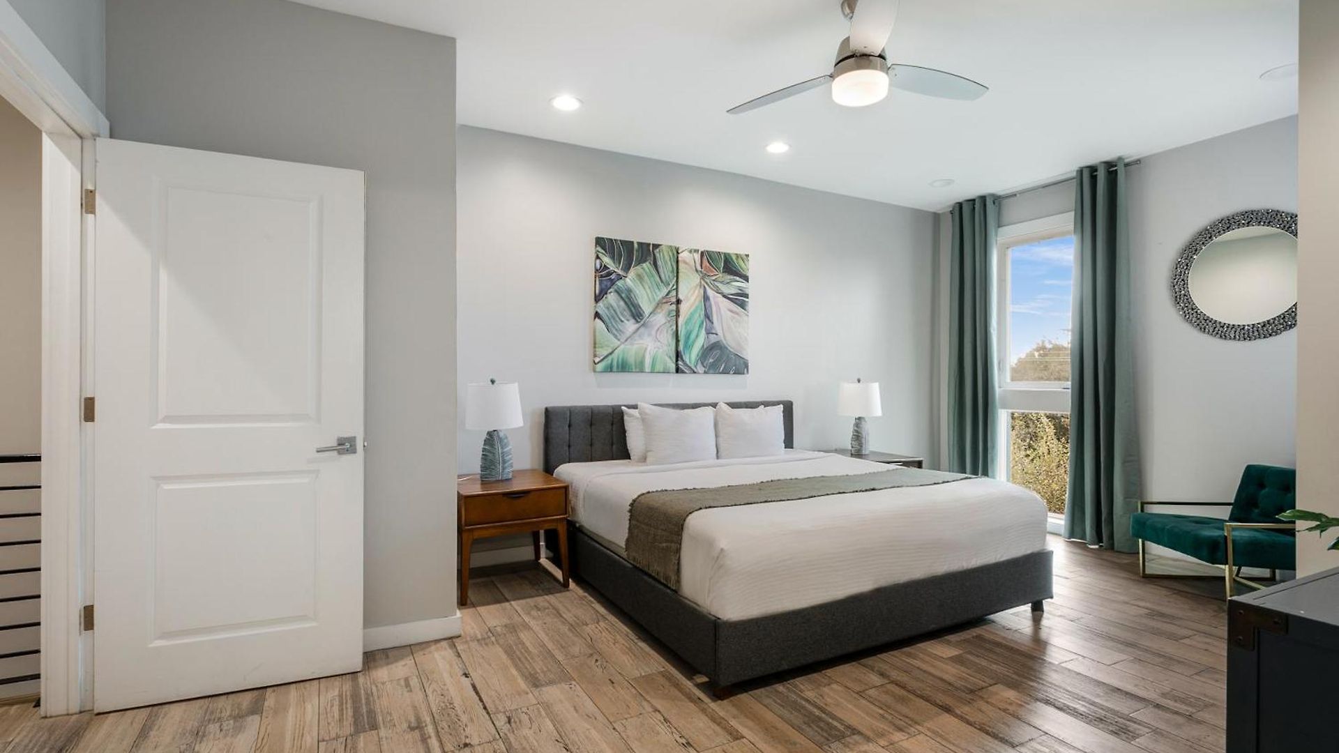 Newly Renovated 3 Story W Pool, Garage & Balconies Holiday home *