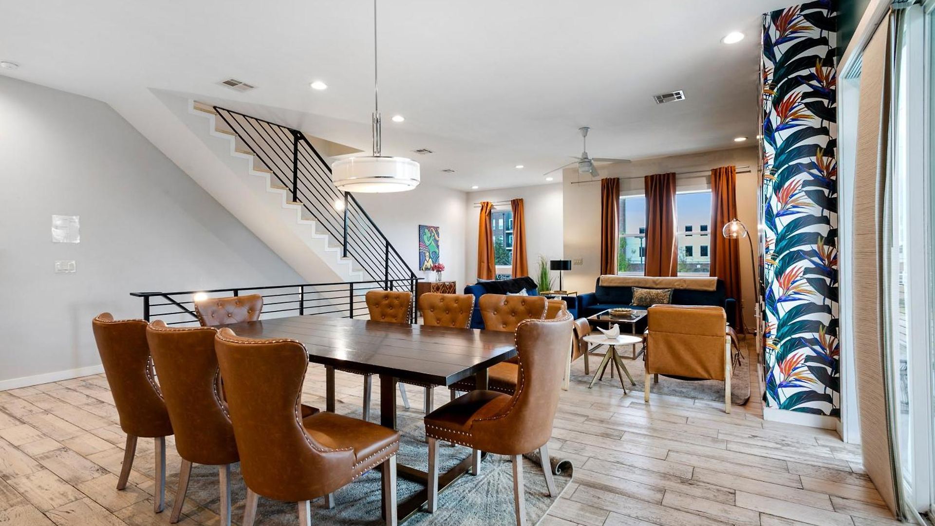 Luxury 3-story W Pool & Parking Garage Holiday home