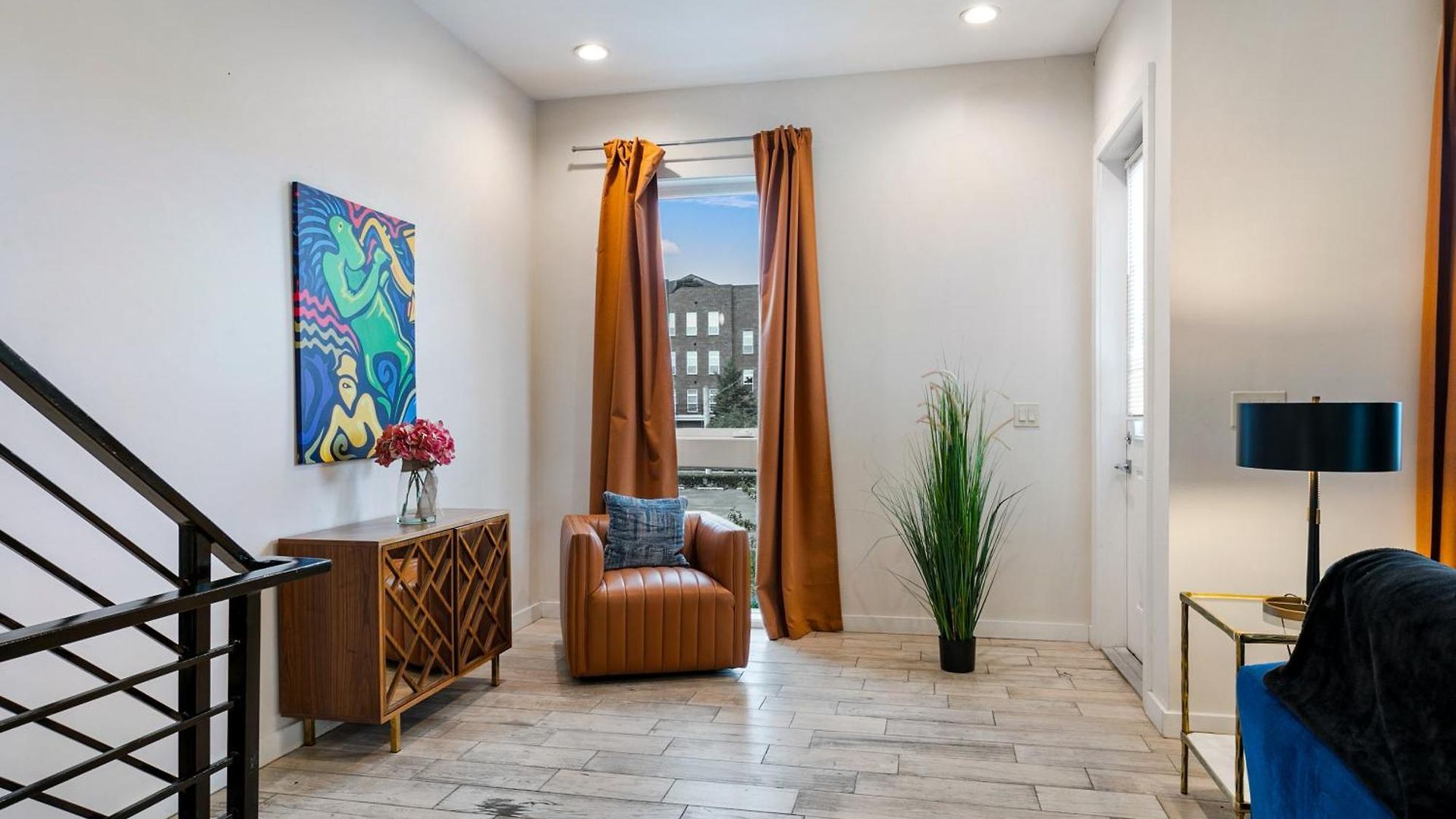 Luxury 3-story W Pool & Parking Garage *