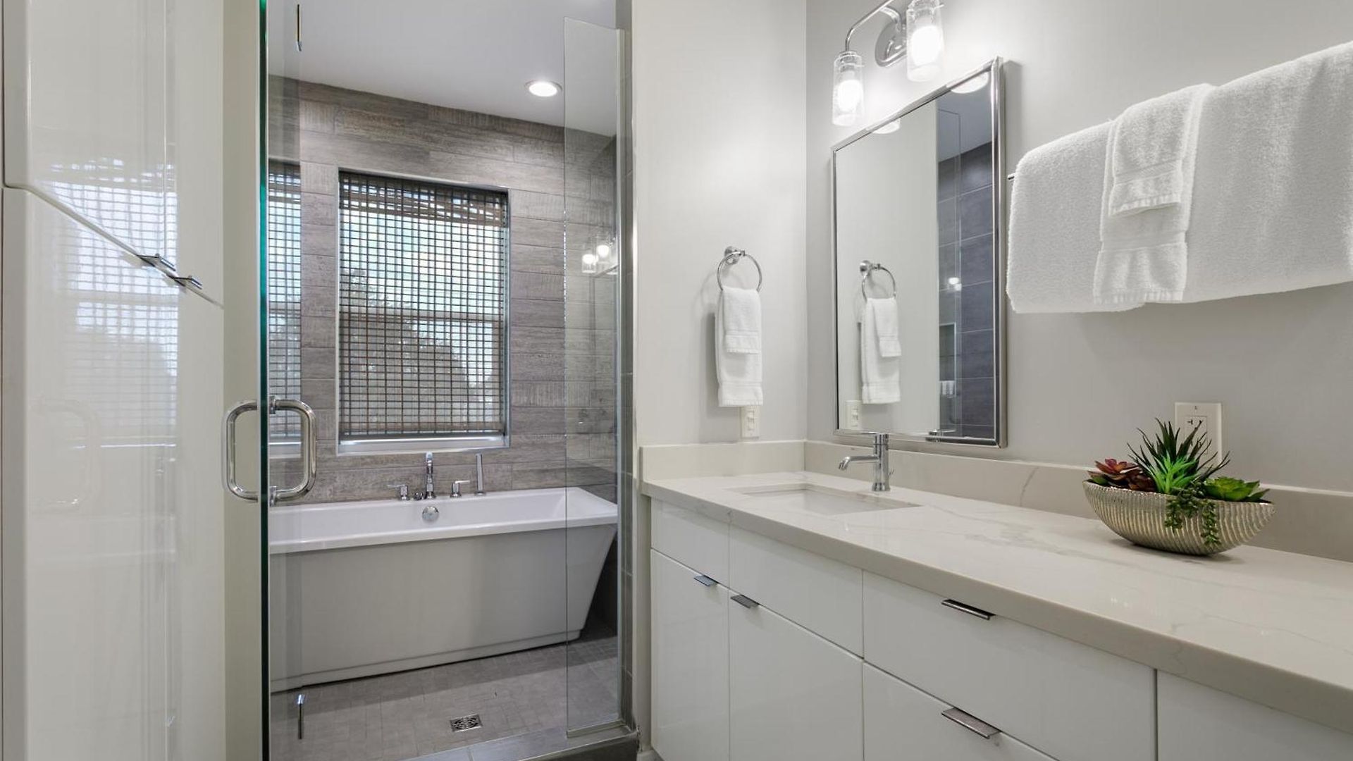 Holiday home Newly Renovated 3 Story W Pool, Garage & Balconies