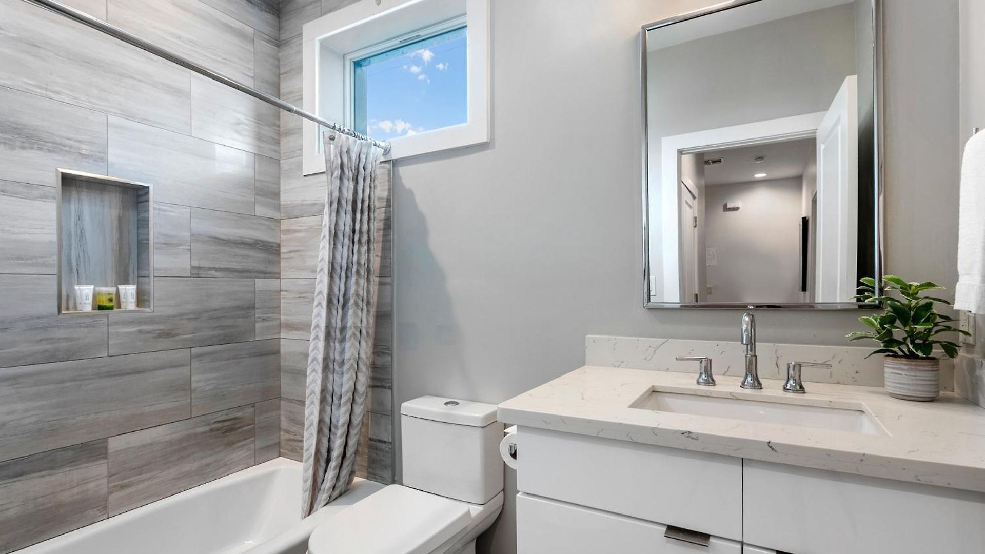 Luxury 3-story W Pool & Parking Garage Holiday home *