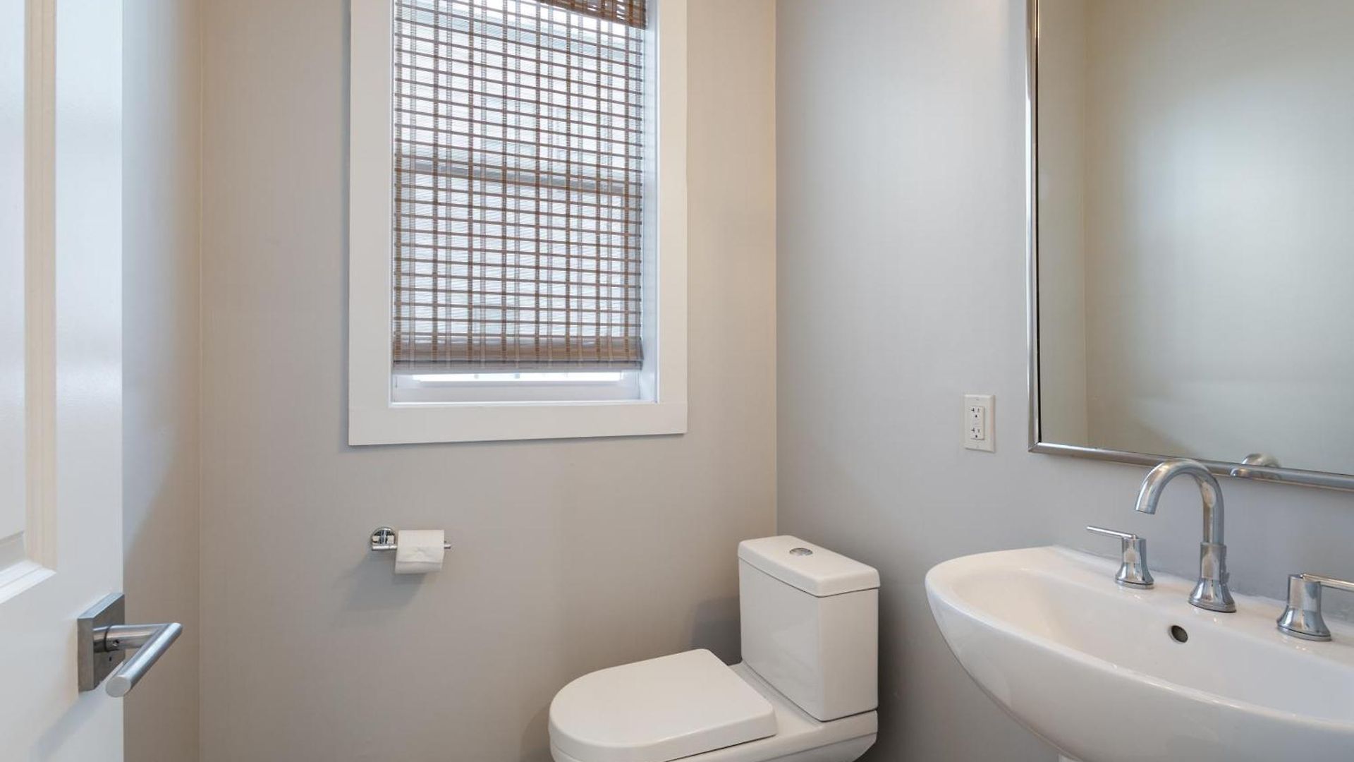 Newly Renovated 3 Story W Pool, Garage & Balconies Holiday home