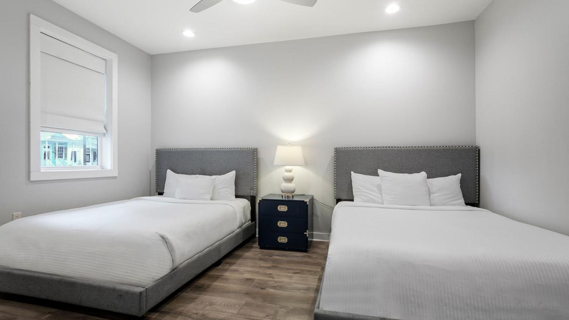 Newly Renovated 3 Story W Pool, Garage & Balconies Holiday home