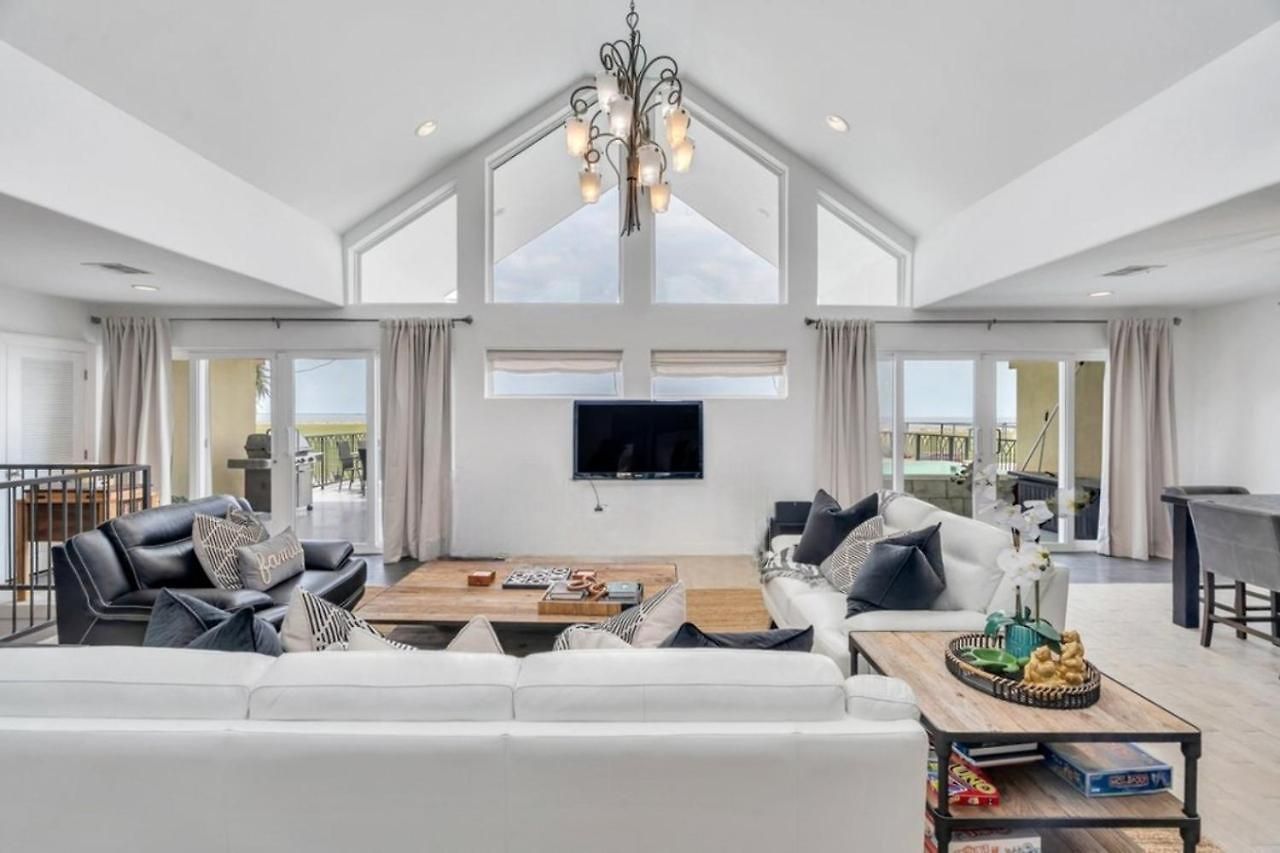 3Br Lakefront Retreat W Pool & Balcony Views *