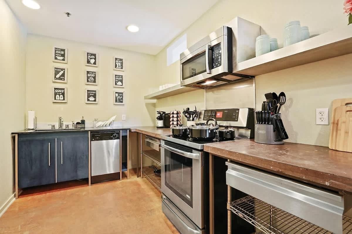 Group Getaway - 2 Modern 3br-2ba Warehouse Flats - 6 Bedrooms & 4 Baths Total Apartment New Orleans