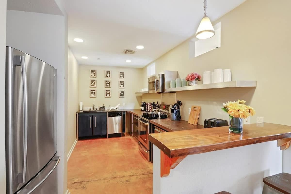 Apartment Group Getaway - 2 Modern 3br-2ba Warehouse Flats - 6 Bedrooms & 4 Baths Total *