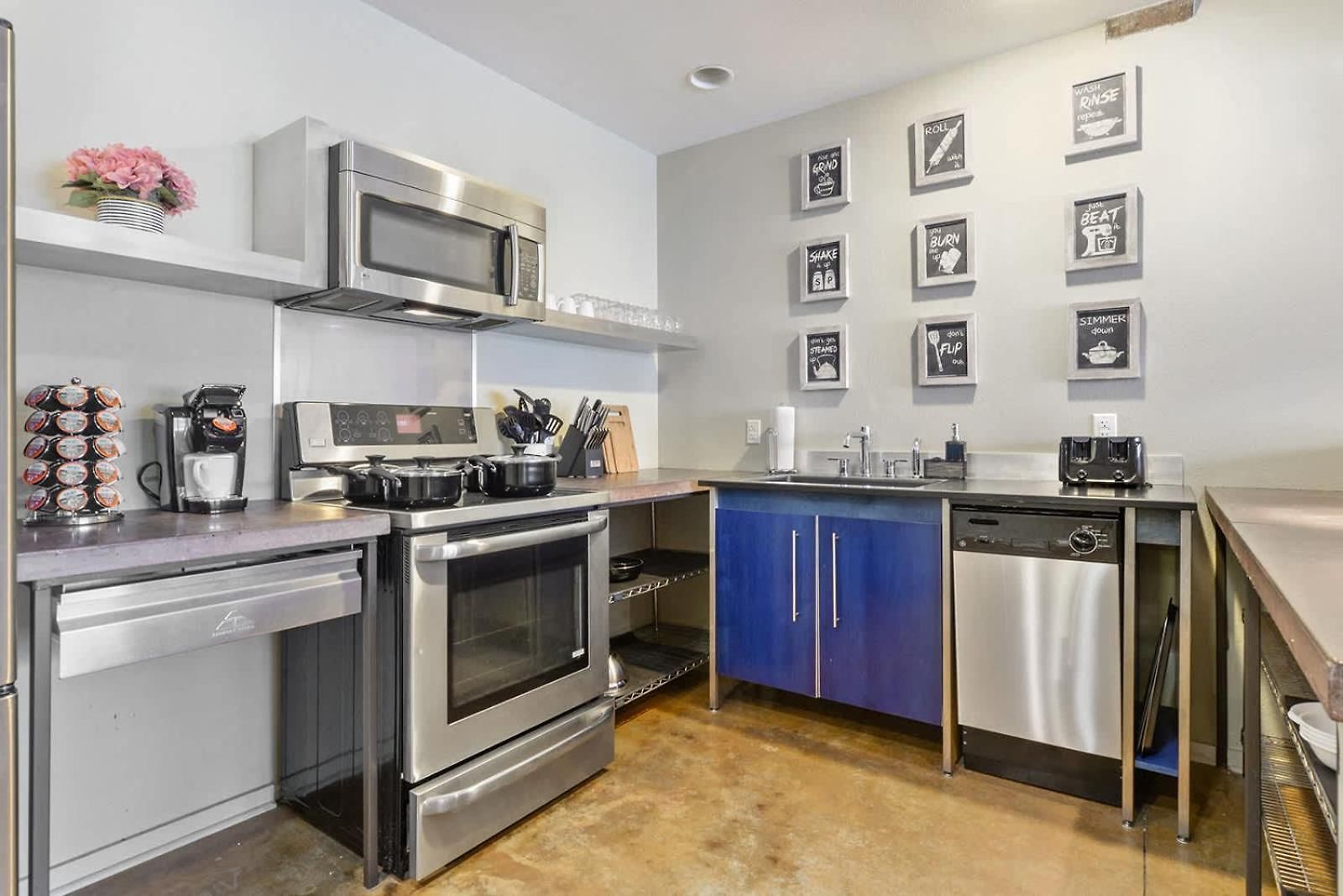Group Getaway - 2 Modern 3br-2ba Warehouse Flats - 6 Bedrooms & 4 Baths Total Apartment *