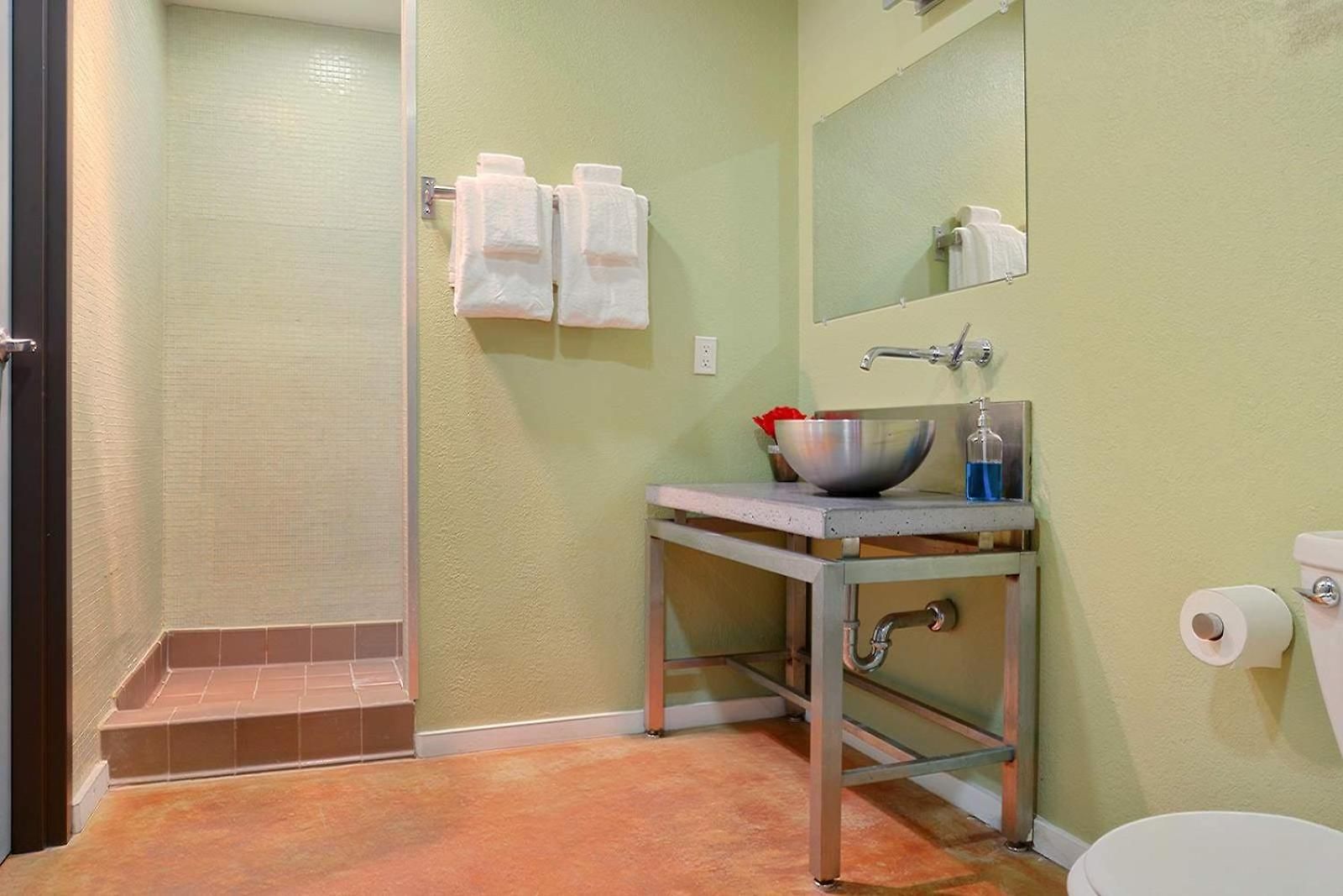 Apartment Group Getaway - 2 Modern 3br-2ba Warehouse Flats - 6 Bedrooms & 4 Baths Total