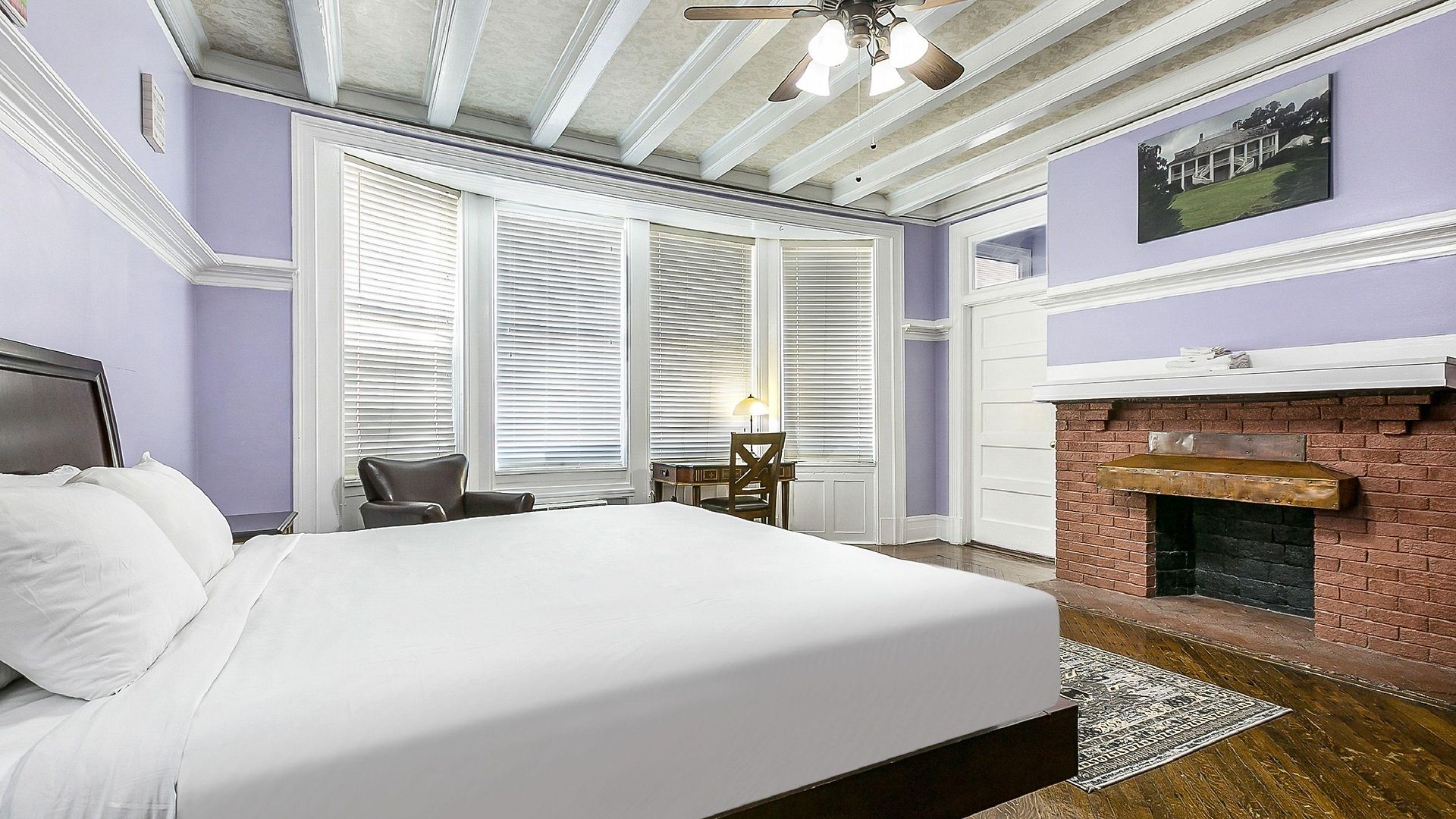 Comfortable Rooms Near All Nola Hot Spots *