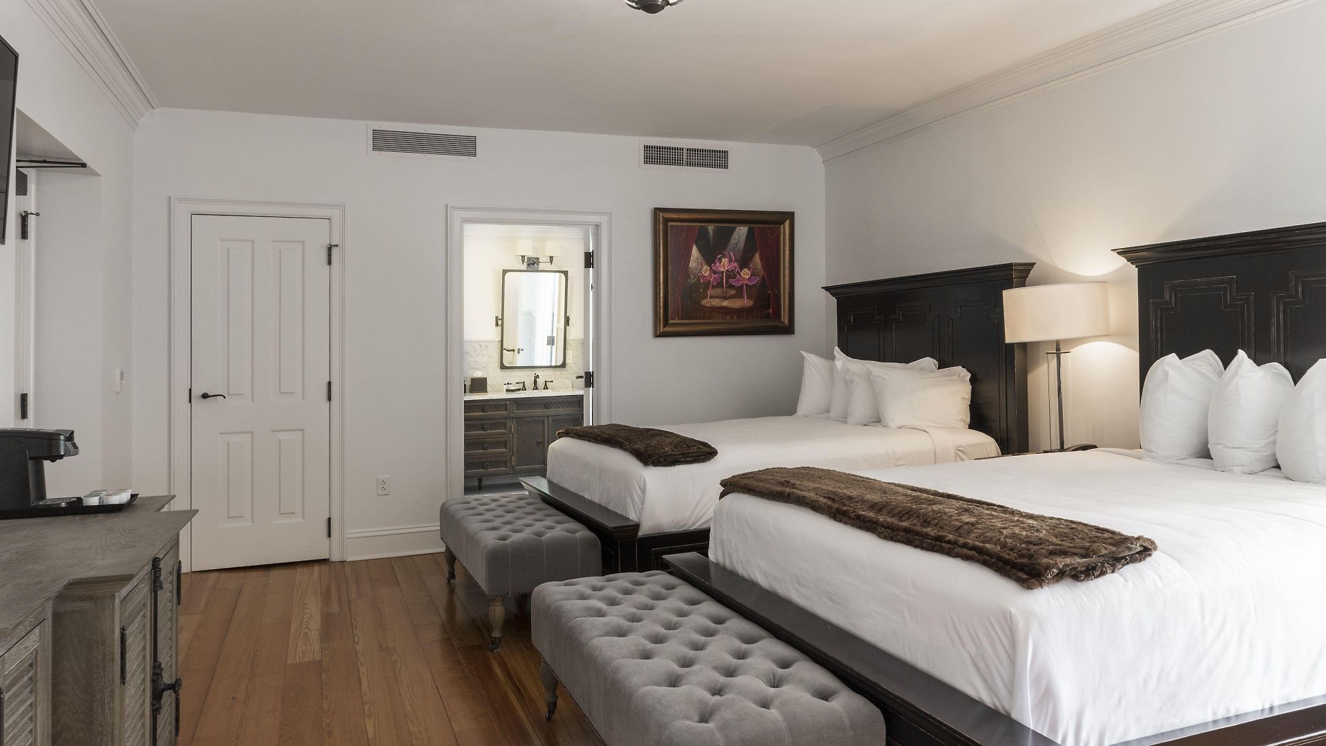 Royal Frenchmen And Bar Hotel