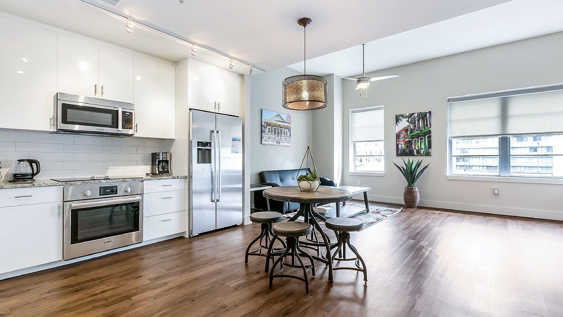 California Building By Hosteeva Apartment *
