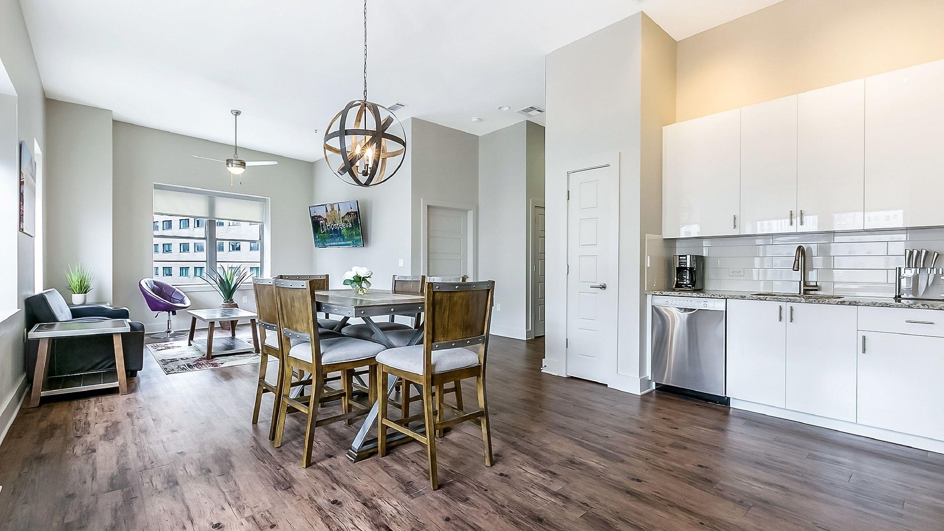 California Building By Hosteeva Apartment *
