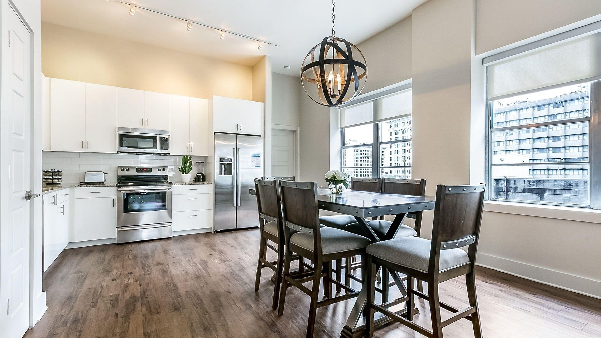 California Building By Hosteeva Apartment *