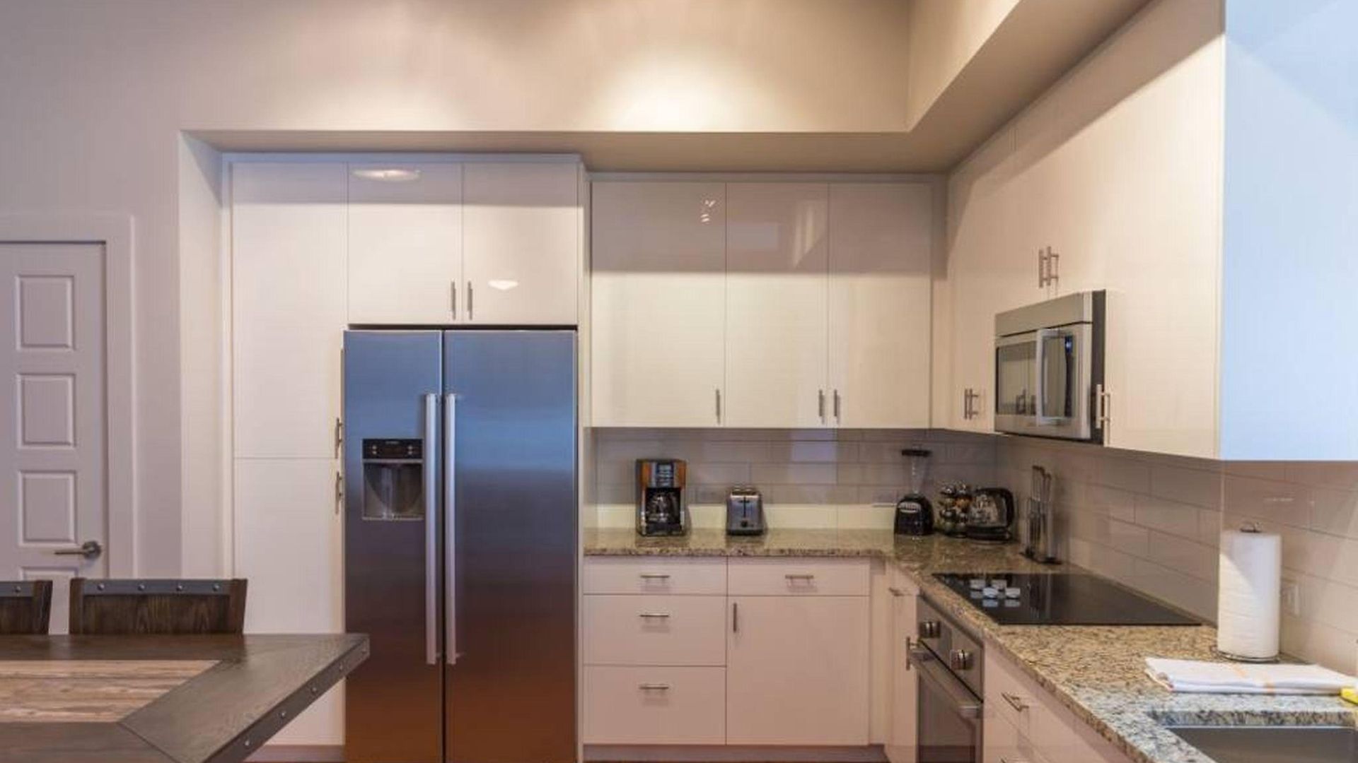 California Building By Hosteeva Apartment *