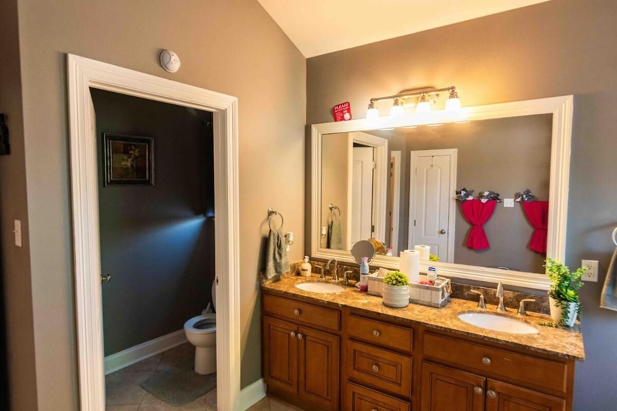 Gentilly With Off Street Parking And Jacuzzi Style Tub Holiday home