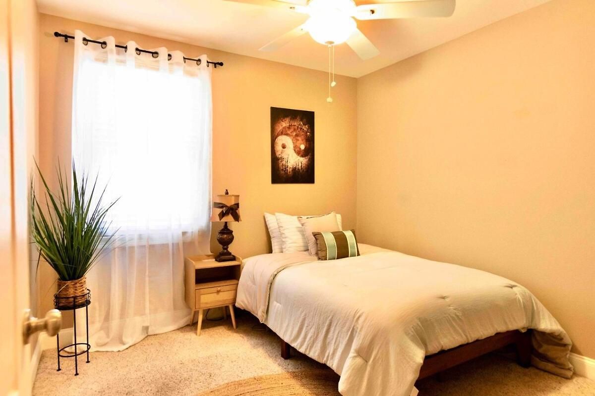 Gentilly With Off Street Parking And Jacuzzi Style Tub