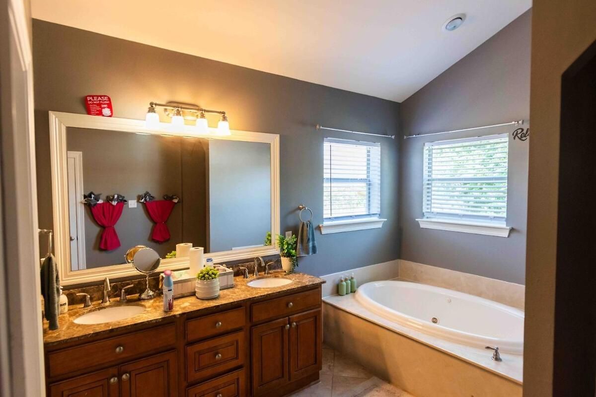 Gentilly With Off Street Parking And Jacuzzi Style Tub *