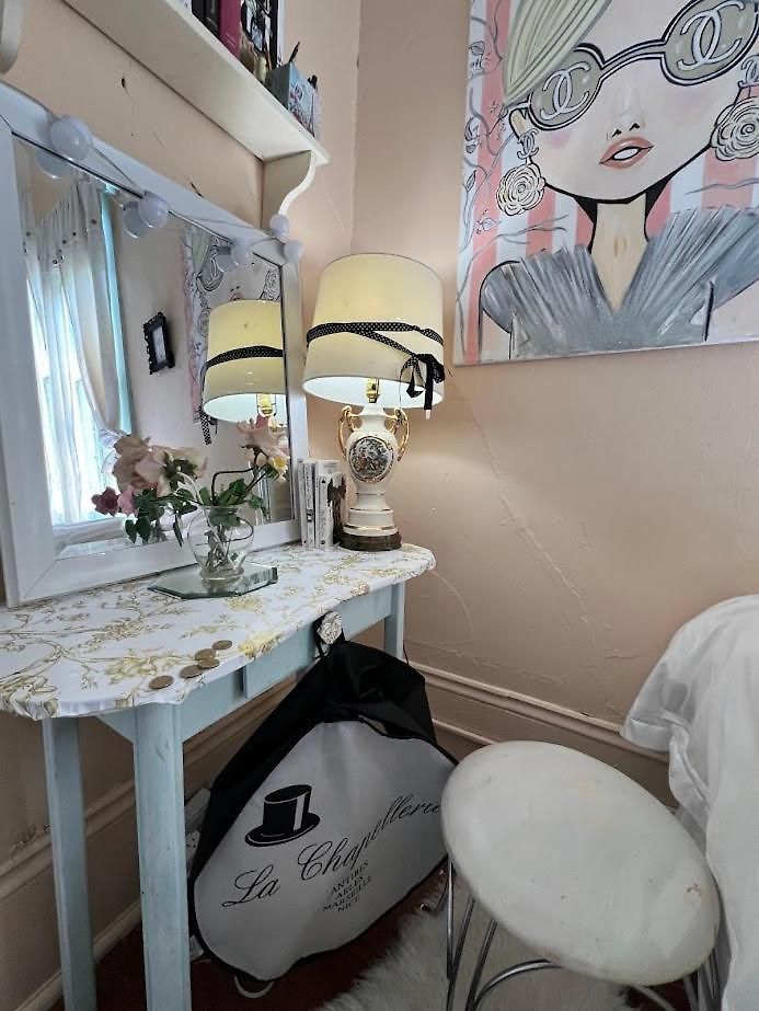 Holiday home 4br 3 Ba Huge, Balcony, Cemetery, Streetcar Sleeps 8!