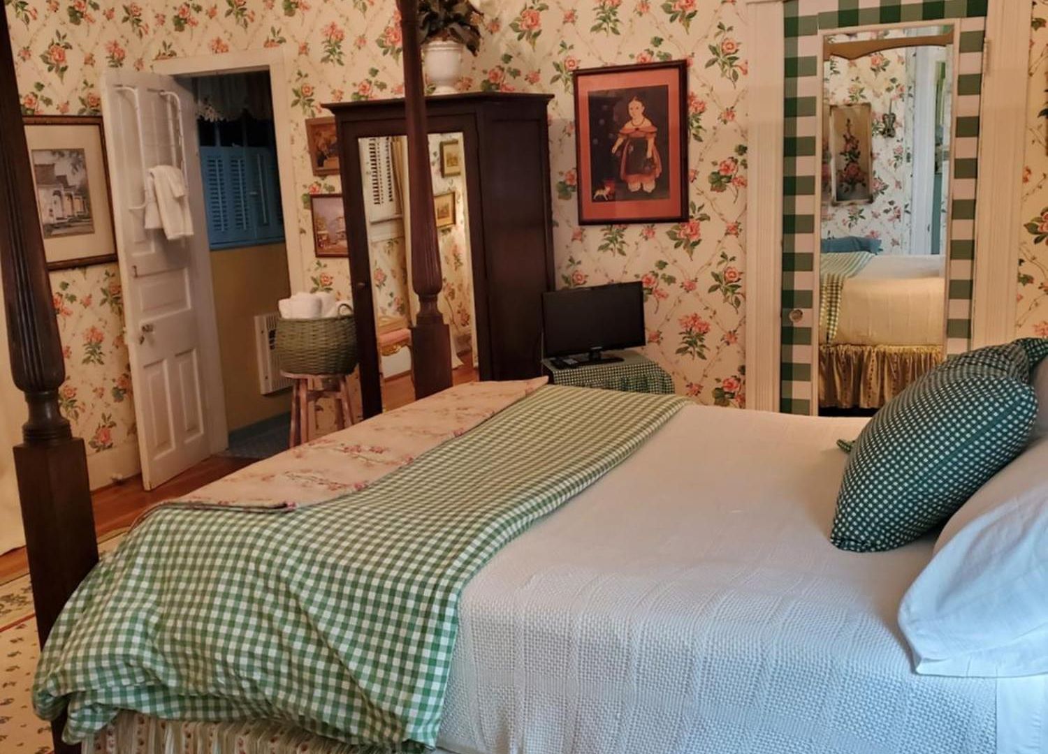 4br 3 Ba Huge, Balcony, Cemetery, Streetcar Sleeps 8!