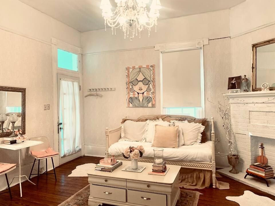 4br 3 Ba Huge, Balcony, Cemetery, Streetcar Sleeps 8!