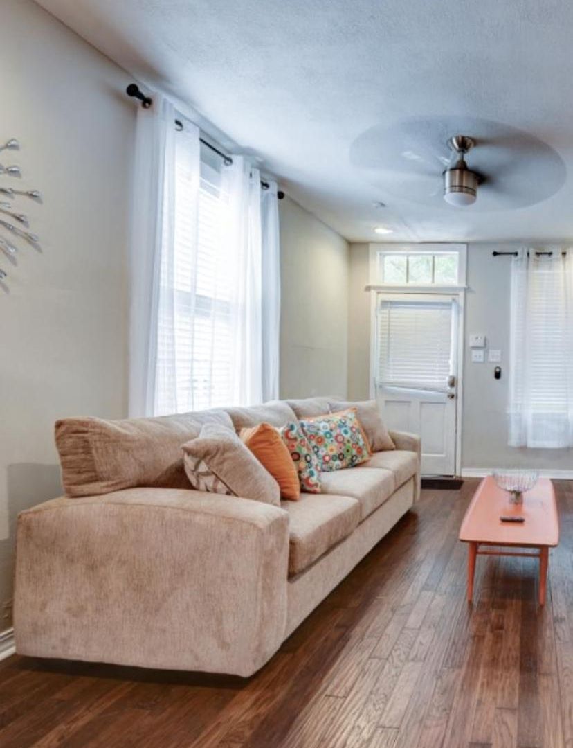 Huge 1 Bedroom Steps Into The French Quarter Apartment *