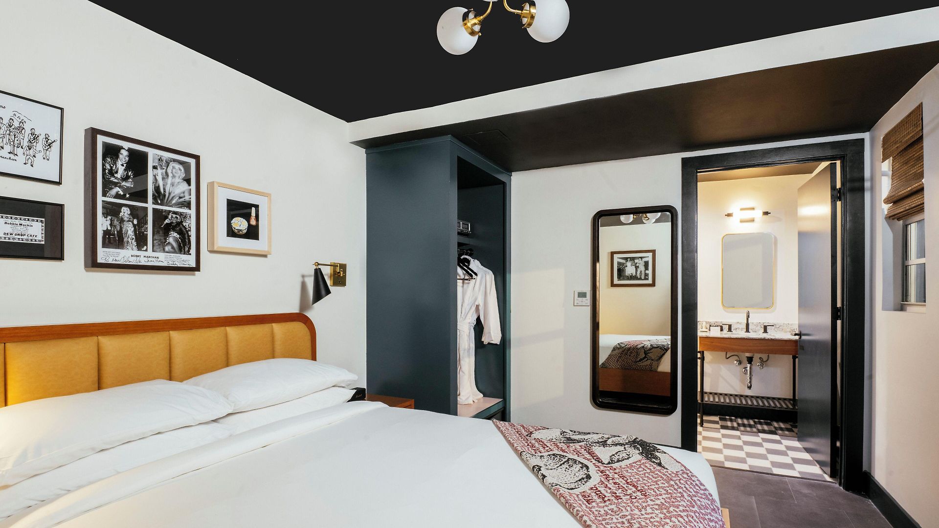 Hotel Dew Drop & Lounge 4*