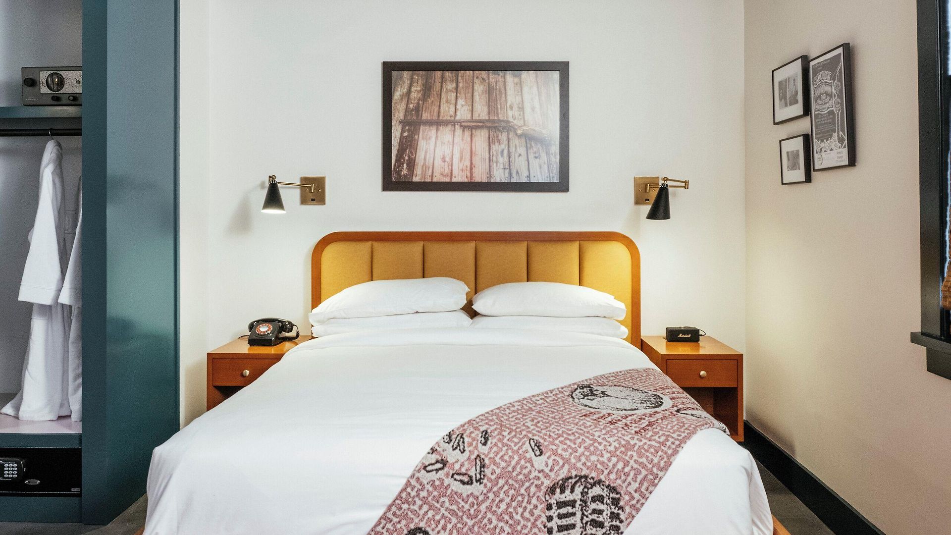 Dew Drop & Lounge Hotel